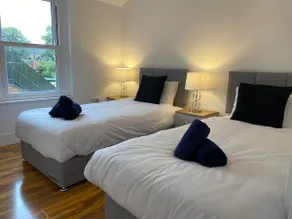 De Parys Serviced Flat in Bedford 4 - Image 2