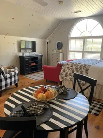 Cozy Carriage House Apartment on Horse Farm - Image 2