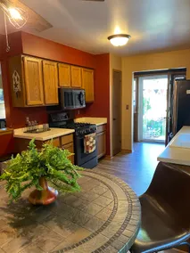Lovely 3 Bed/2 Full Bath Lower Flat newly updated - Image 4