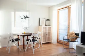 2 bed 2 bath Apartment with Canal View - Image 3