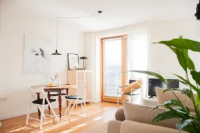 2 bed 2 bath Apartment with Canal View - Image 2