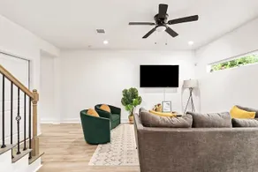 Clean Cozy Oasis | DT & IAH 15 min | Garage | W/D - Image 2