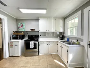 The Redbird: 3 Bedroom, Downtown, Fast WiFi, Porch - Image 4