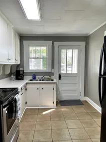The Redbird: 3 Bedroom, Downtown, Fast WiFi, Porch - Image 5
