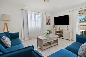 Walk to Ettalong beach close to shops KING BED - Image 2