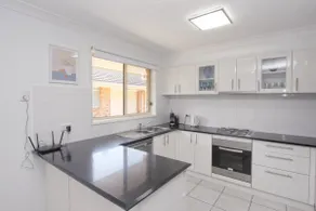 Walk to Ettalong beach close to shops KING BED - Image 5