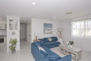Walk to Ettalong beach close to shops KING BED - Image 3