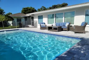 Pink Flamingo, Heart of Siesta 5 beds/Heated Pool - Image 3