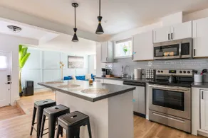 Chic 2-bedroom guesthouse with on-premise parking. - Image 3
