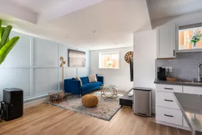 Chic 2-bedroom guesthouse with on-premise parking. - Image 4