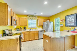 Clean, Spacious w Pool Access - Convenient & Quiet - Image 3