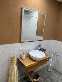 Private room with private bathroom and private entrance - Image 4