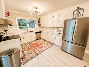 ★ Just Renovated! ❤ Comfortable Modern Oasis ★ - Image 4
