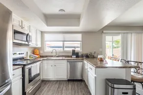 Beautiful Townhome with 2 Master Bedrooms - Image 4