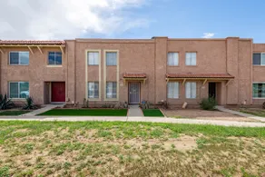 Beautiful Townhome with 2 Master Bedrooms - Image 2