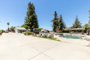 Perfect for family gatherings, large pool/lawn - Image 3