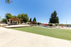 Perfect for family gatherings, large pool/lawn - Image 4