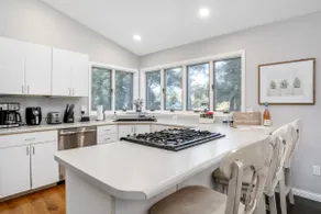 Lakefront Luxury with Private Beach, Sleeps 14 - Image 5