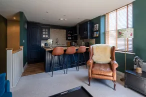 Elegant stylish home in historic town centre sleeps 3 - Pass the Keys - Image 2