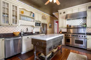 Historic Victorian Mansion: Grand and Spacious - Image 2