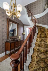 Historic Victorian Mansion: Grand and Spacious - Image 3