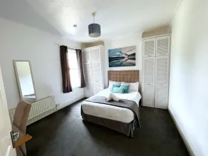 Beautiful 3 bed apartment - Free parking, Near trains - Image 2