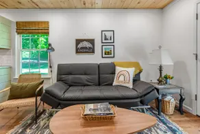 Private Guesthouse—serene & conveniently located! - Image 3