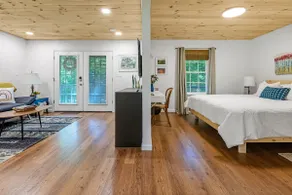 Private Guesthouse—serene & conveniently located! - Image 5