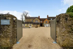 Fox Cottage, within 5 min walk of Bicester Village - Image 3