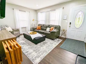 Remodeled Comfort Home Bettendorf + Fenced yard - Image 2