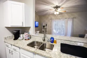 Lux 2BR 2BA mins from the water - Image 3
