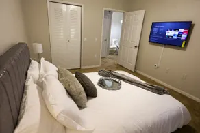 Lux 2BR 2BA mins from the water - Image 2