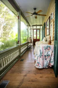 Charming Garden Home Artistic Haven - Image 3
