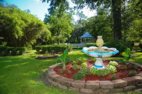 Charming Garden Home Artistic Haven - Image 2