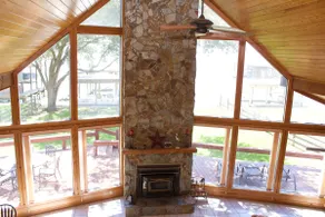 Waterfront cabin on Lake Livingston - Image 4