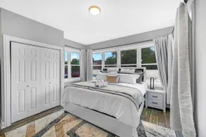 Spacious Haven - 8-Minutes to Chicago - Sleeps 10 - Image 3