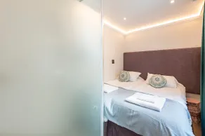 Petite Gorgeous Kensington Studio - Image 5