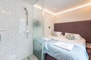 Petite Gorgeous Kensington Studio - Image 4