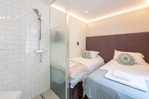 Petite Gorgeous Kensington Studio - Image 2