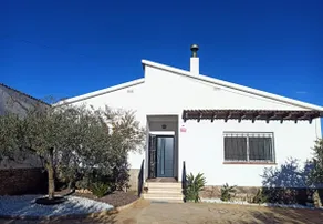 A nice house with a large pool, garden and barbecue - Image 2