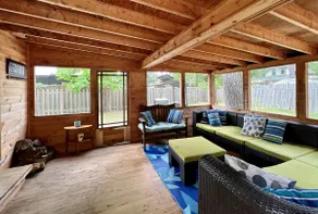 Cheerful 3 bedroom, 1.5 bathrooms 4 season Chalet. - Image 2