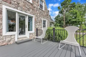 Walk to shopping, Charming Modern European cottage with huge deck - Image 4