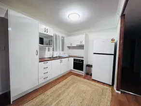 Beautiful & Freshly Renovated 3 Bedroom apartment - Image 5