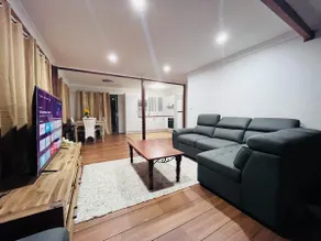 Beautiful & Freshly Renovated 3 Bedroom apartment - Image 4