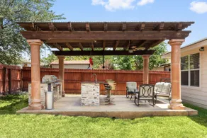 Lovely retreat steps from Sea World near BMT. - Image 3