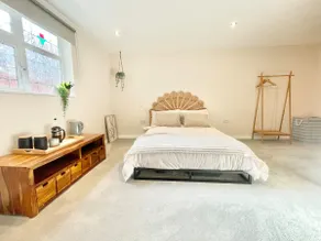 Tranquil En-Suite - Urban Woodland Retreat - Image 2