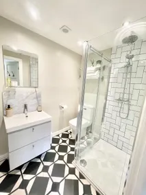 Tranquil En-Suite - Urban Woodland Retreat - Image 4