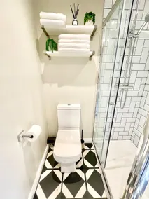 Tranquil En-Suite - Urban Woodland Retreat - Image 5