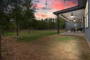 Chic 4br ranch home with spacious patio & backyard - Image 2