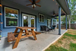 Chic 4br ranch home with spacious patio & backyard - Image 4